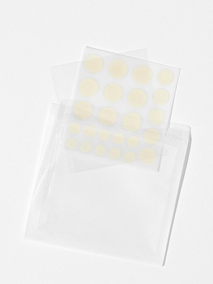 Image of COSRX Acne Pimple Master Patch, a Korean skincare spot treatment for fast-acting and invisible acne treatment. Featuring hydrocolloid technology, this blemish control is non-drying and perfect for all skin types.