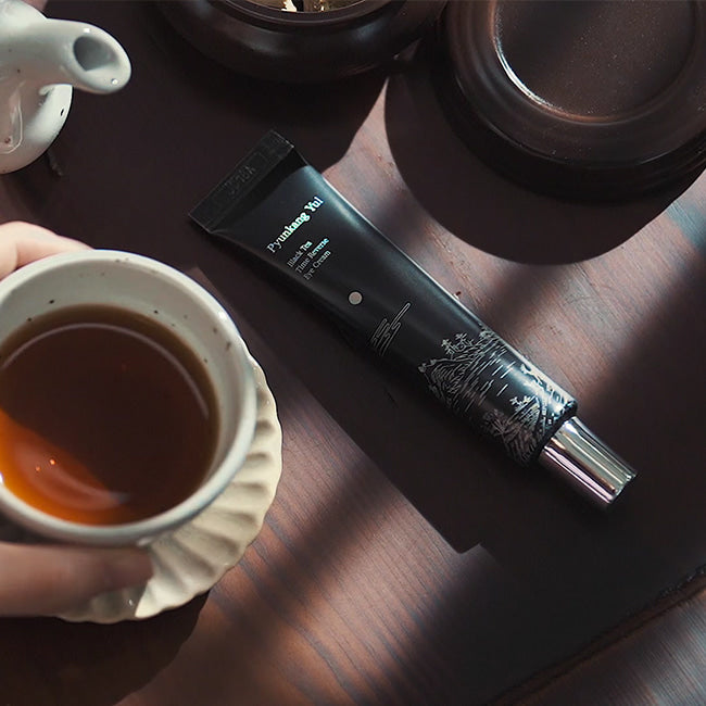 Image of Pyunkang Yul Black Tea Time Reverse Eye Cream, a Korean skincare product infused with black tea extract for anti-aging, brightening, nourishing, and hydrating benefits. This eye cream rejuvenates the eyes, leaving them with a youthful, radiant glow.